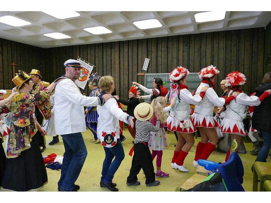 Naumburger Prinzenpaare mit Hofnarren besuchen den Kindergottesdienst (Foto: Karl-Franz Thiede)